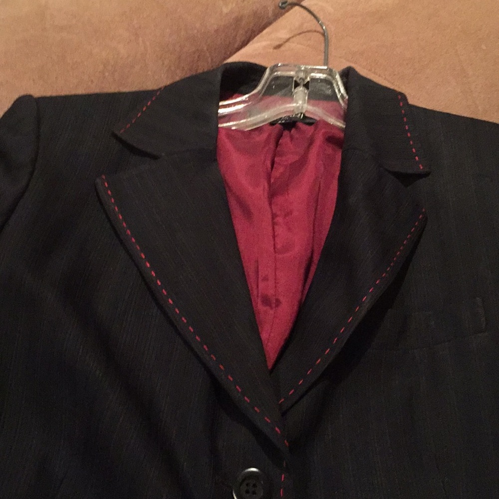 Tahari petite gorgeous suit 2P with red stitching